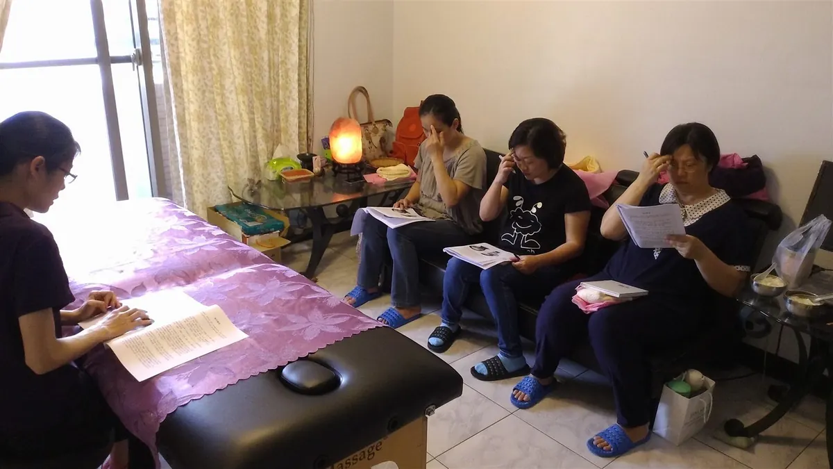 A workshop demonstrating a gentle eye-care technique