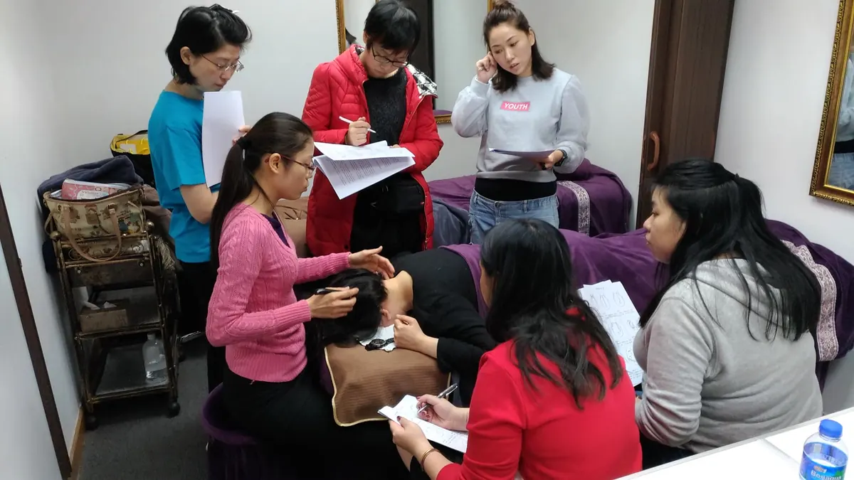 A group class learning a simple eye-area bojin reset