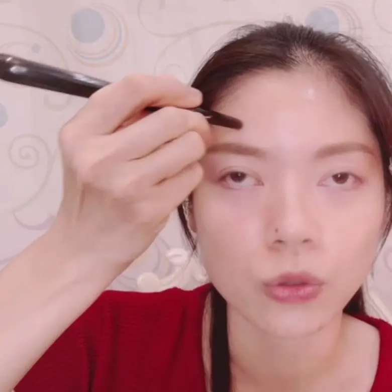 Yu-Ting demonstrating the inner-brow release with a smooth stainless steel bojin stick