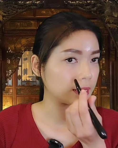 Yu-Ting Lan demonstrating a bojin technique on her own face