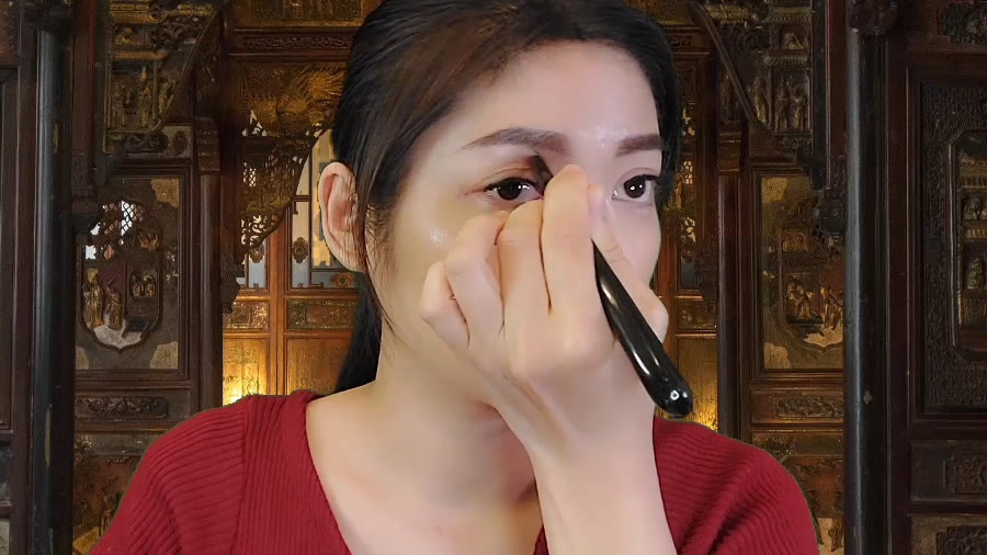 A relaxed, pencil-like grip on the handle of a bojin stick during a lesson