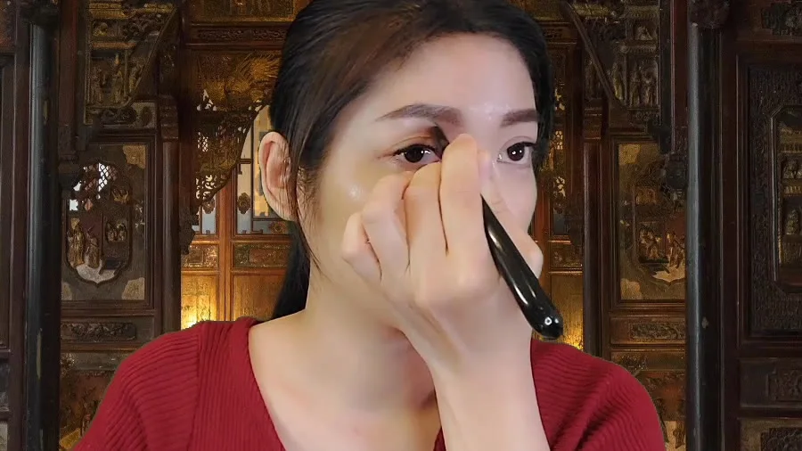Yu-Ting Lan demonstrating the eye-area bojin technique