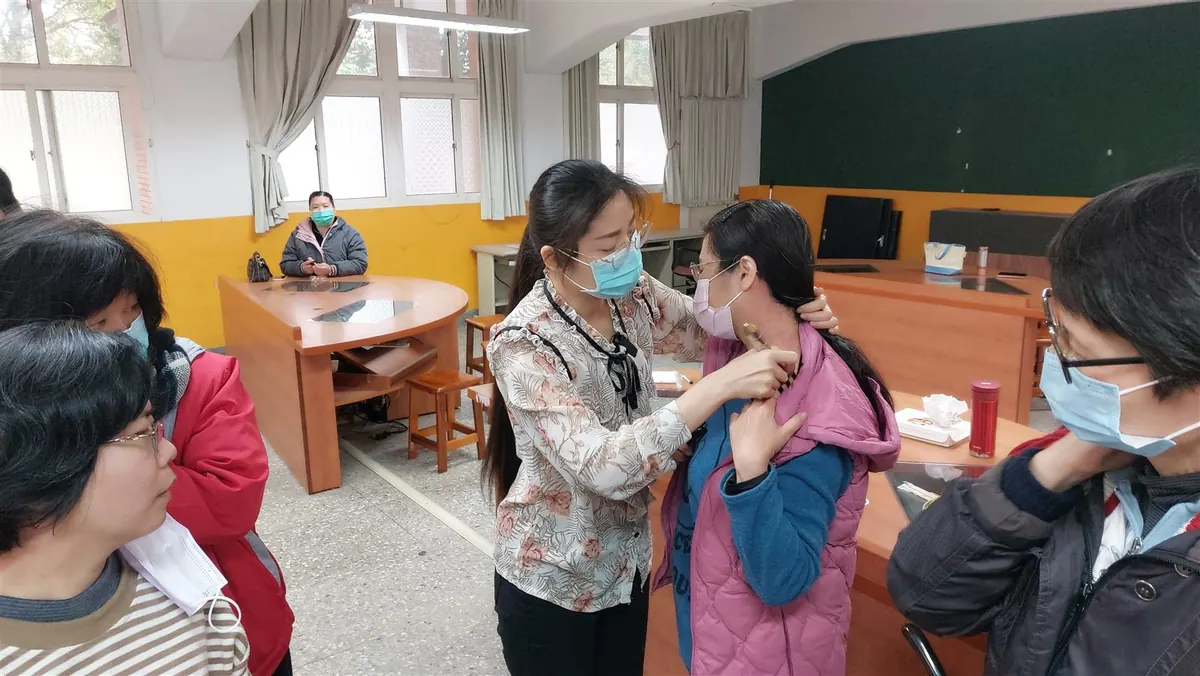 Yu-Ting Lan teaching a brow and forehead release