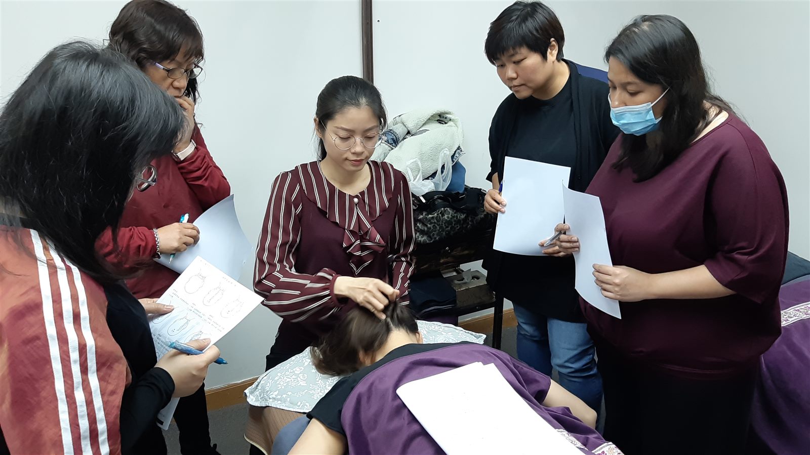 Hands-on bojin practice on the cheeks and mid-face