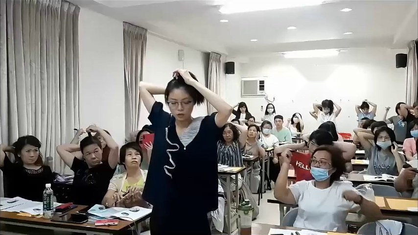 團體課堂中學員跟隨示範,練習頭部撥筋操作