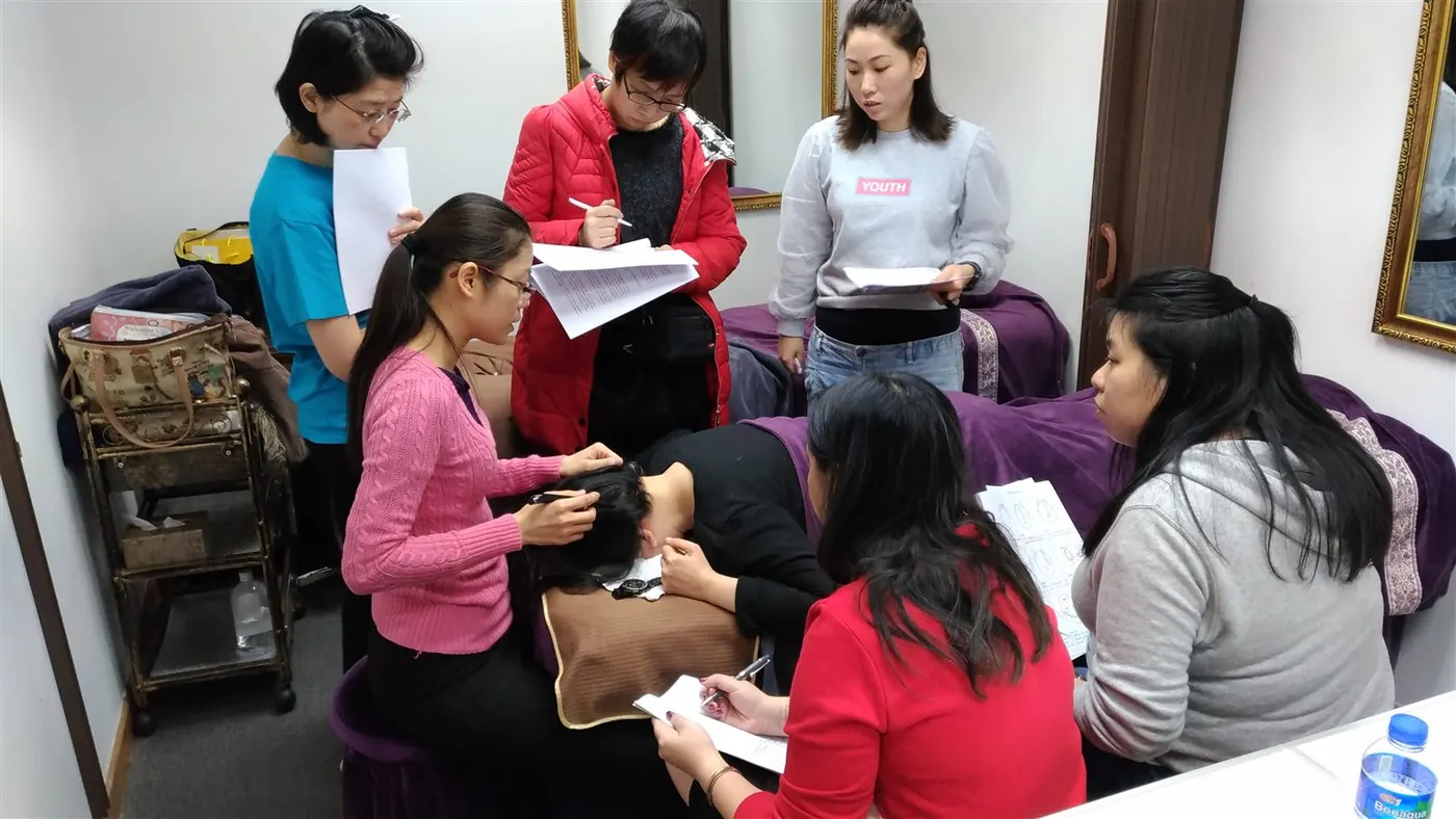 A quiet moment of hands-on bojin practice
